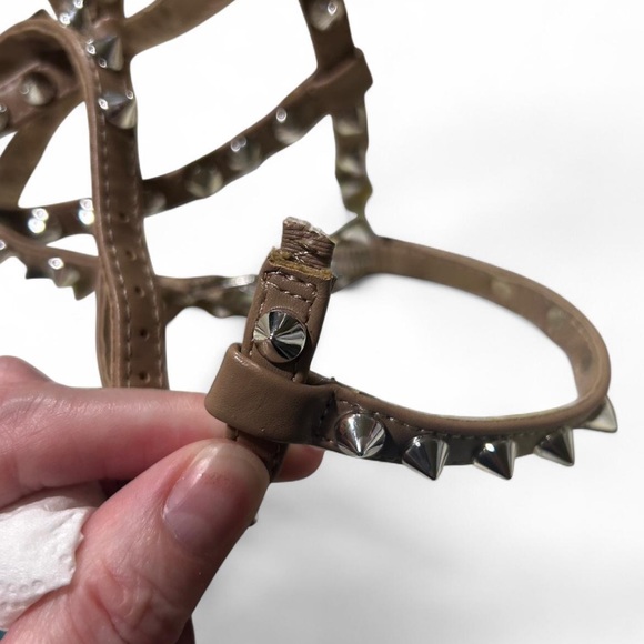 Steve Madden Beige Sandals with Metallic Accents - Picture 6 of 8